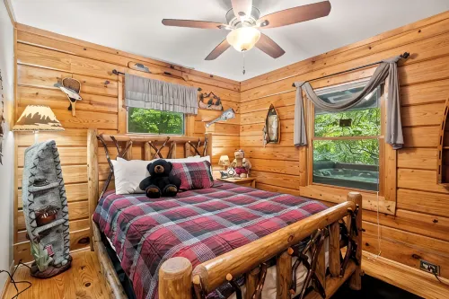 Creekfront Cabin w/ Hot Tub! Motorcycle Friendly! - Alppimaja