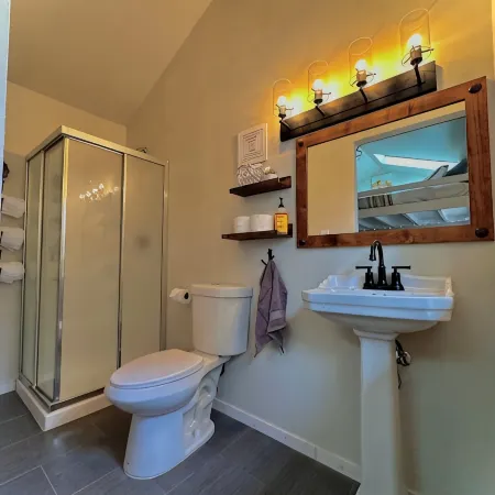 Tiny Farmhouse Cottage with Loft - Drift Asleep by Stargazing through Skylight