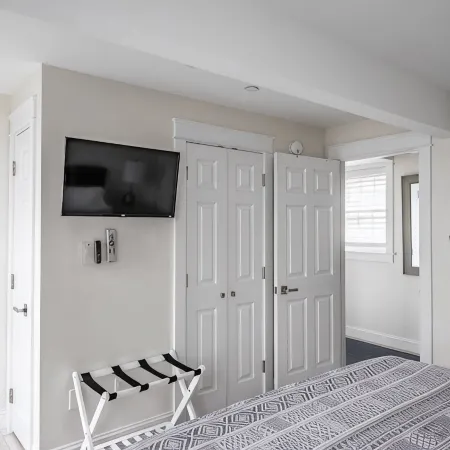 Swanky Flat in the Heart of Dock Square, SUPER CLEAN! WALK TO EVERYTHING!