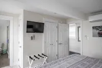 Swanky Flat in the Heart of Dock Square,  SUPER CLEAN! WALK TO EVERYTHING! - 3성급