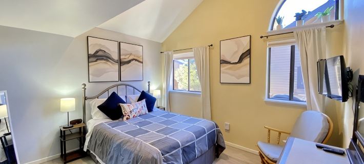 NEWLY RENOVATED Basecamp for Outdoor Adventures w/ BBQ, Shared Hot Tub & Pool Hotels in Sunriver