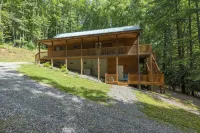 2 Mins to Skiing at Hatley Pointe! Hot Tub+FirePit, Fireplace, Pet Friendly! - Pools