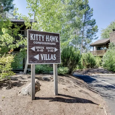 Cozy Sunriver Condo w/Pool Sharc Passes! Close to Sunriver Lodge & Shopping.