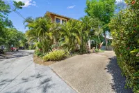 Jula Place-Walk downtown from old Florida glam! - 4-Star