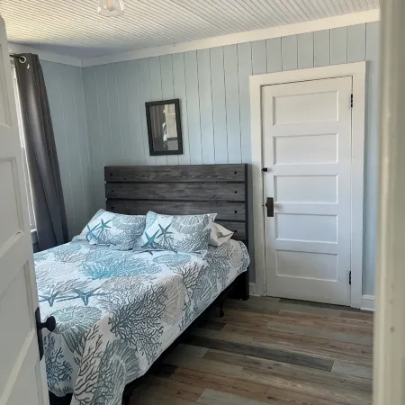 Pet Friendly Getaway 3 Blocks to Old City-Unit B