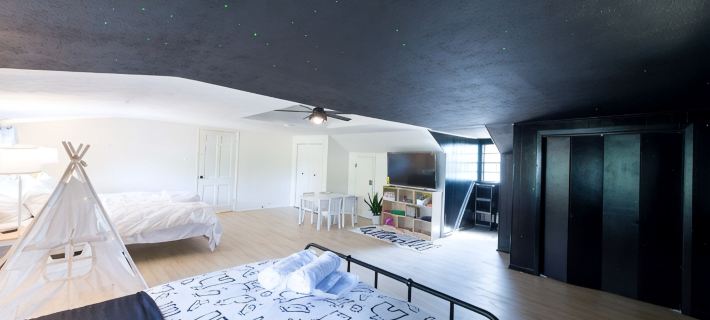 New Remodel/5 Rooms/3Full bathrooms/6TVs/3Kings3Queens/Baby/Dog friendly Hotels in McKinney
