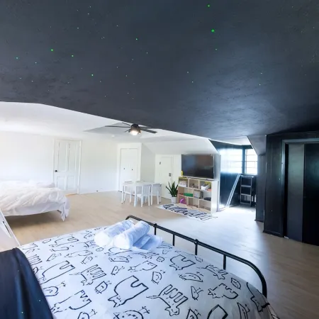New Remodel/5 Rooms/3Full bathrooms/6TVs/3Kings3Queens/Baby/Dog friendly