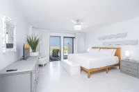One Step to the Beach! / Spacious Beachfront Condo - Beach resorts