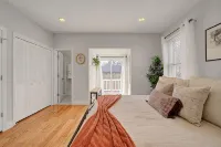 Palmer Square 1BR w/ Private Patio - 4성급