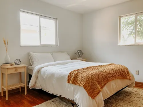 Cozy stay within one mile of downtown Delaware’s shops, restaurants and pubs. - Homestays