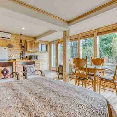 Cozy Blueberry Cottage Studio King Bed, Kitchenette, Rooms