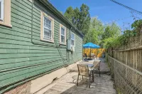 Downtown Vintage Studio W Backyard & Grill••WALK to Downtown, CC, Parks & Venues - Apartments