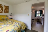 Romantic Tropical-themed Bungalow by the Sea. Pet Friendly!! Sleeps 2 - 비치