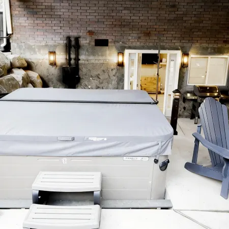 Vacation Bliss! Skier's Dream! Covered Hot Tub/Spa, Fire Pit, Mountain Views.