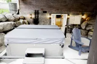 Vacation Bliss! Skier's Dream! Covered Hot Tub/Spa, Fire Pit, Mountain Views. - Hot Tub