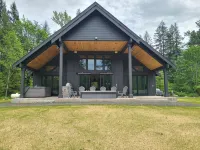 Brand New Luxury Cabin on 5 acres with Hot Tub and Game Room. Cozy and Clean. - Chalets
