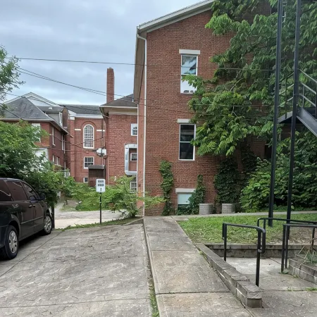 Athenian Apartment-Uptown:1 block to Court Street & 2 blocks to College Green.