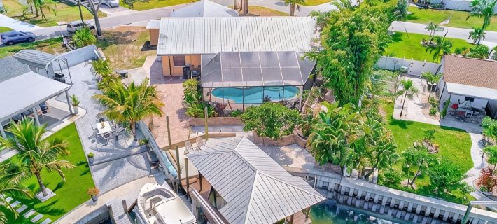 Waterfront Oasis w/Screened Lanai & Heated Pool, Private Dock + Kayaks 3Br/2BA Hotels in Apollo Beach