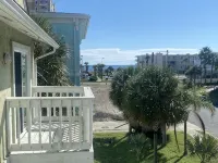 2 min walk to the beach from our Ocean Escape Jax Beach 3BR home! - 비치