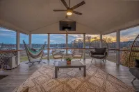 Lakefront Getaway: Fire Pit ~ Dock ~ Games ~ Family & Pet Friendly - WiFi