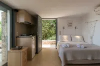 Porto Cheli Studio - Poolside Lux Getaway - 3-Star
