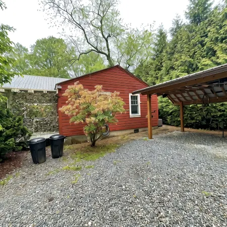 Incredible fenced in dog friendly cottage in downtown Brevard with hot tub!