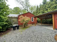 Incredible fenced in dog friendly cottage in downtown Brevard with hot tub! - 4-Star