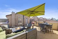 Spacious Village Beach House. Private Rooftop Deck. Walk to Beaches and Shops. - 4 étoiles