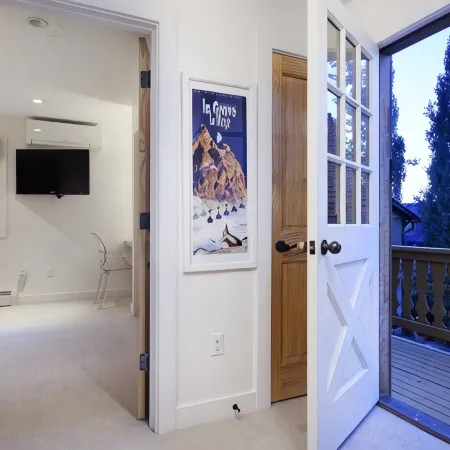Deluxe private townhome minutes walk to Aspen Mountain skiing and downtown!