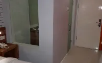 Hotel Bed and Breakfast Surabaya - parking