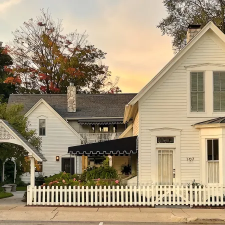 Downtown Charlevoix Boutique Cottage #1
