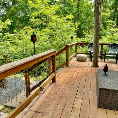 Cozy quaint cabin tucked back in the woods- Secluded, private - couples getaway