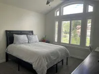 Sunset Views! Indoor Sport Court, Pool table, Golf Course, 12 min to downtown - chambre d’hôtes