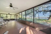 Lakefront home on Lake Kerr near Salt Springs with large porch and great yard - Chalets