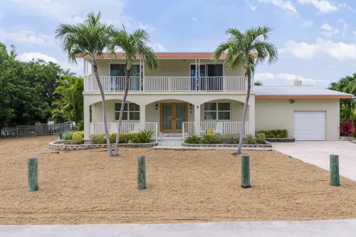 Waterfront - 5 Br, 4 BA, Pool w Spa, 80' Dock, Tiki Hut, Beach Nearby, Parking - Homestays