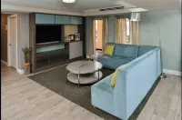 Red Roof PLUS+ & Suites Tampa- Busch Gardens - parkir