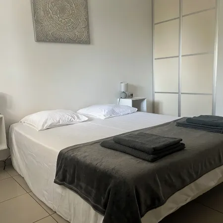 Appartement vue sur les Collines à 10 min de la mer