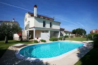 Dream vacation apartment with large heated pool and beautiful garden - Wifi