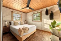 Spacious Resort Cabin – Sleeps 16, Minutes to Silver Dollar City! - 샬레 호텔