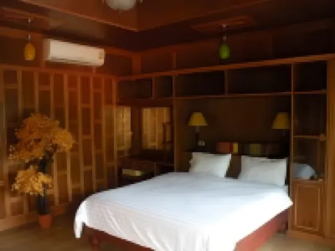 JJ Bungalow Hotels near Koh Phi Phi (Laemtong Beach)