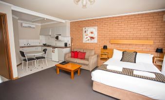 Blue Whale Motor Inn & Apartments