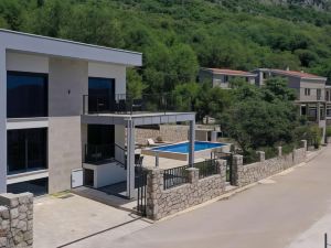 Seaview Villa with Pool-Hanja