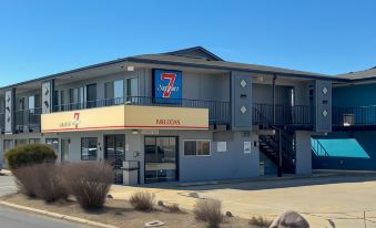 Super 7 Motel