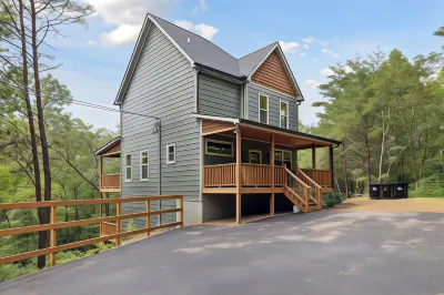 Chasing the Son Cabin 3 Bedroom Cabin by RedAwning Hotels in Sevier County