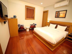 Banyan Hotel&Restro