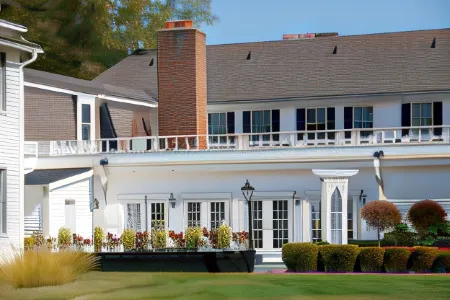 The Litchfield Inn Отели в г. Торрингтон