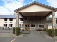 Crest Trail Lodge - parking