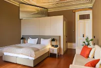 Menina Colina Guesthouse Hotels in Miragaia
