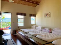 Mooning the Hill Hotel in zona Jialeshuei Surf Beach