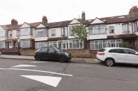 Tooting Bec Rooms by DC London Rooms Hotels near Godstone Tabernacle